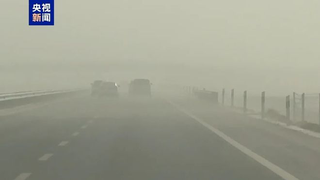 足200米河西多地出现大风沙尘天气！麻将胡了电子游戏甘肃部分路段能见度不(图2)